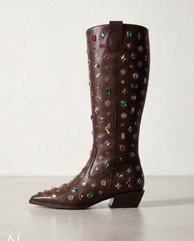 Gabor Damenschuhe | Eleganter brauner Gabor Langschaftstiefel aus Leder mit bunten Schmucksteinen verziert. | © Gabor Shoes GmbH, Rosenheim