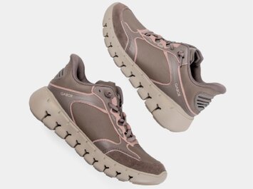 Baskets taupe pour femme avec large semelle crantée claire et détails roses, détachées sur fond blanc. | © Gabor Shoes GmbH, Allemagne