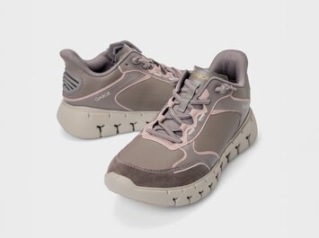 Taupekleurige dames-sneakers met brede, lichte profielzool en roze details, vrijstaand tegen een witte achtergrond. | © Gabor Shoes GmbH, Duitsland