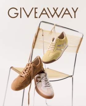 Gabor Damenschuhe | Drei Retro-Sneaker von Gabor in braun, beige und gelb hängen an ihren Schnürsenkeln über der Lehne eines Stuhls, darüber der Schriftzug „Giveaway“. | © Gabor Shoes GmbH, Rosenheim