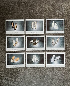 Gabor Damenschuhe | Neun Polaroid-Fotos verschiedener Paar Gabor Schuhe, jeweils auf einem dunklen Hintergrund fotografiert und mit handschriftlichen Zahlen darunter ausgelegt. | © Gabor Shoes GmbH, Rosenheim