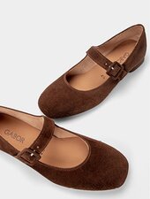 Gabor Damenschuhe | Zwei braune Gabor Ballerinas aus Veloursleder mit Riemen und Schnalle - Herbst/Winter 2026 | © Gabor Shoes GmbH, Rosenheim