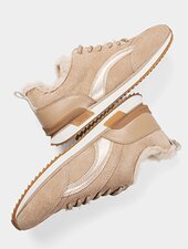 Gabor Damenschuhe | Zwei beige Gabor Sneaker mit Fellfutter, hellen Einsätzen und Profilsohle liegen mit der Sohle zu einander - Herbst/Winter 2026 | © Gabor Shoes GmbH, Rosenheim