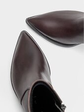 Gabor Damenschuhe | Detailaufnahme von oben von zwei spitz zulaufenden dunkelbraunen Gabor Stiefeletten aus Leder - Herbst/Winter 2026 | © Gabor Shoes GmbH, Rosenheim