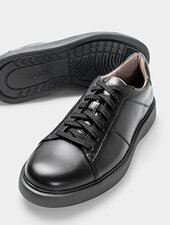 Gabor Herrenschuhe | Zwei schwarze Gabor Schnür-Sneaker mit profilierter Laufsohle, einer liegt seitlich - Herbst/Winter 2026 | © Gabor Shoes GmbH, Rosenheim