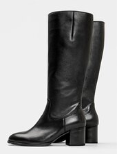 Gabor Damenschuhe | Zwei schwarze Langschaftstiefel mit Blockabsatz aus Leder von Gabor stehen leicht versetzt neben einander - Herbst/Winter 2026 | © Gabor Shoes GmbH, Rosenheim