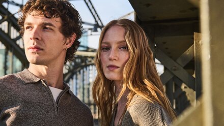 myGabor | Ein Mann und eine Frau stehen auf einer Brücke im Sonnenlicht, die Frau blickt in die Kamera, der Mann nach links in die Ferne. | © Gabor Shoes GmbH, Rosenheim