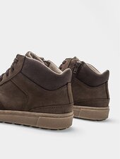 Gabor Herrenschuhe | Zwei braune, knöchelhohe Schnürboots mit seitlichem Reißverschluss und hellerer Sohle, leicht schräg von hinten fotografiert - Herbst/Winter 2026 | © Gabor Shoes GmbH, Rosenheim