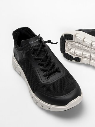 Gabor herenschoenen | Twee zwarte sneakers met witte, flexibele zool, één ligt dwars naast de ander – Lente/Zomer 2026 | © Gabor Shoes GmbH, Rosenheim