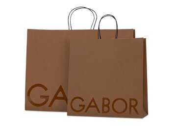 Zwei braune Einkaufstaschen mit großem Gabor Logo und schwarzen Griffen. | © Gabor Shoes GmbH, Rosenheim