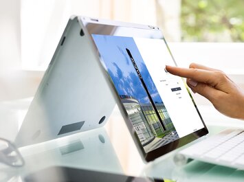 Hand einer Frau bedient den Touchscreen eines Laptops mit Login-Seite zum Gabor B2B-Shop. | © Gabor Shoes GmbH, Rosenheim