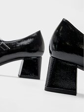 Gabor Damenschuhe | Detailaufnahme von zwei schwarzen Gabor Pumps aus Lackleder mit breitem Blockabsatz, Fokus auf den Fersenbereich - Herbst/Winter 2026 | © Gabor Shoes GmbH, Rosenheim