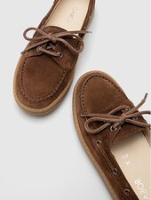 Gabor Damenschuhe | Zwei braune Mokassins aus Wildleder mit Zierschnürung und heller Sohle liegen leicht versetzt nebeneinander - Frühjahr/Sommer 2026 | © Gabor Shoes GmbH, Rosenheim