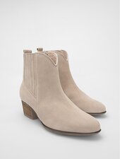 Gabor Damenschuhe | Zwei beigefarbene Ankle Boots mit Blockabsatz aus Veloursleder und seitlichem Elastikeinsatz - Frühjahr/Sommer 2026 | © Gabor Shoes GmbH, Rosenheim